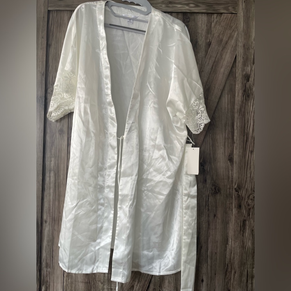 NWT White silk short wedding robe - perfect for bridal getting ready photos!